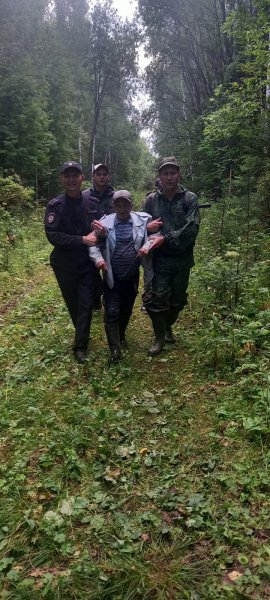 Свердловские полицейские спасли потерявшегося в лесу грибника